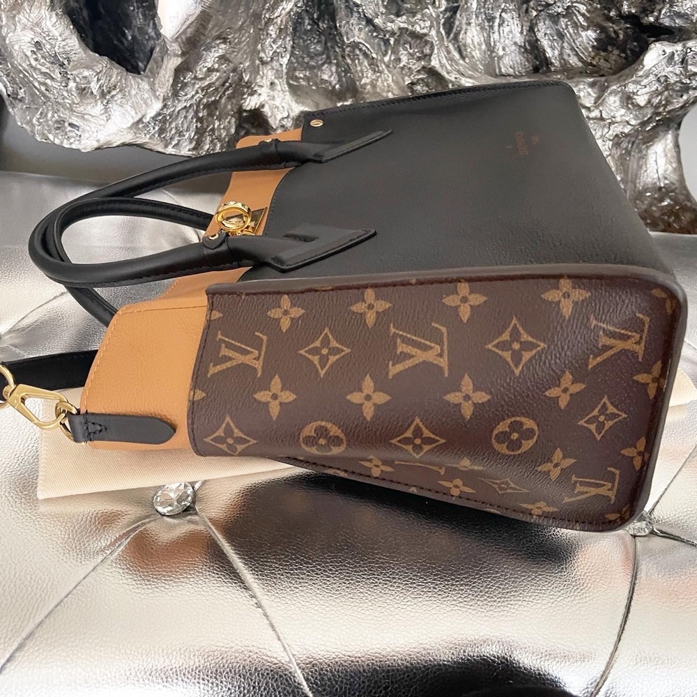 Louis Vuitton Onmyside Shoulder Bag - Picture 3 of 12